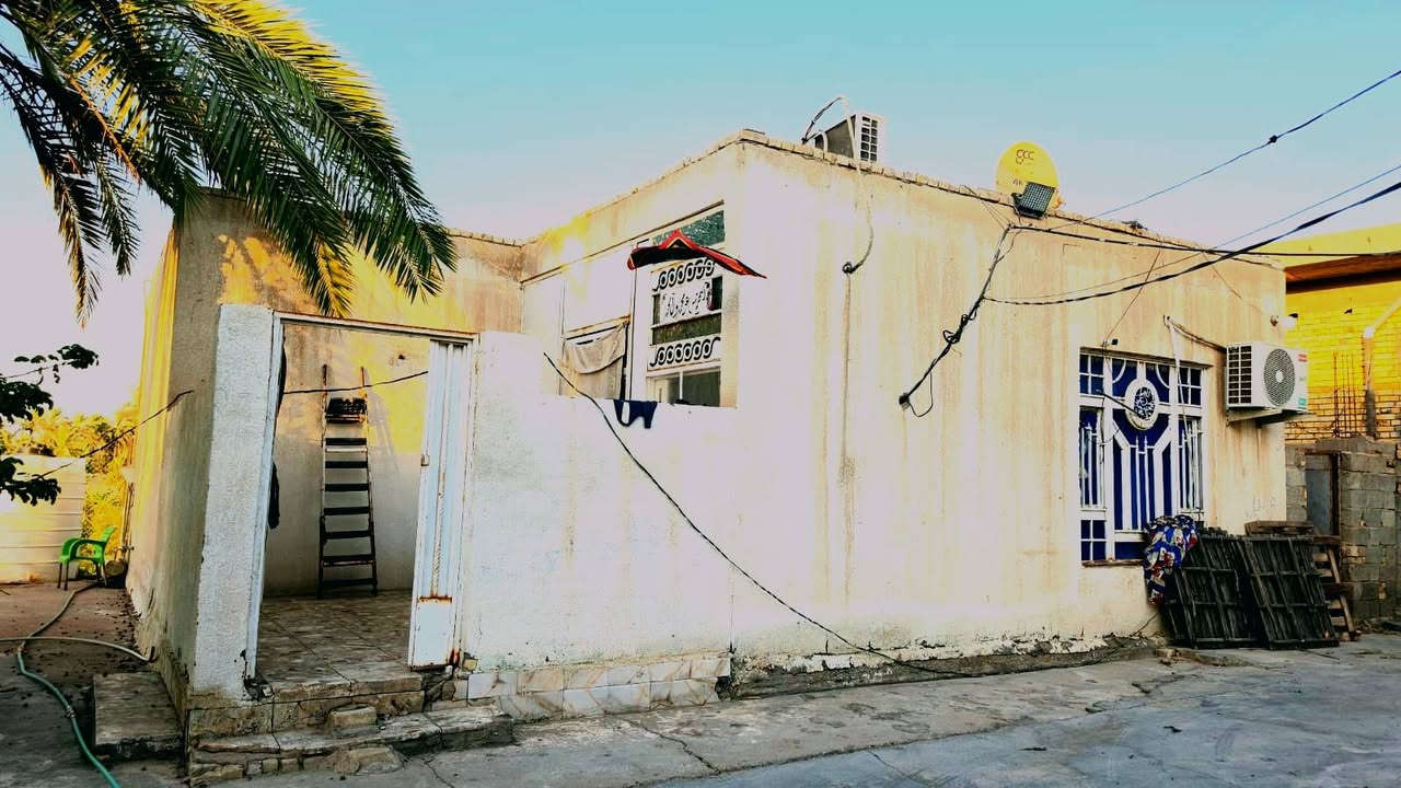 @إشارة *البستان للبيع / دونمين إله ربع
حي الحسين الجديد قرب مشروع جسر الناظم الماجديه
______
 البيت الأول 
_________
 متكون من طابقين
1-  الطابق الاول( غرفتين +صاله +استقبال +مطبخ
+حمام داخلي) 

2- الطابق الثاني ( غرفة + صالة + صحيات داخلية

بأضافة / إلى مضيف خارجي

البيت الثاني /مشتمل 
________________
متكون من غرفة + صالة+ مطبخ + استقبال + صحيات*

متوفر  كهرباء تبليط مجاري كلشي متوفر
للاستفسار الاتصال على الرقم
*********** عمارة, ميسان
