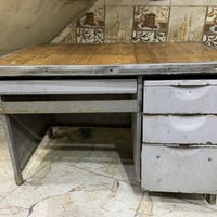 ميز للبيع يرادلة صيانه قليلة السعر 65الف وبي مجال العنوان بغداد الخطيب...