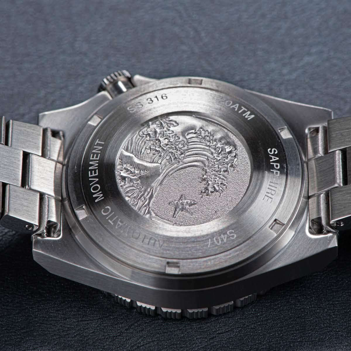 ساعة Seestern SUB600T Automatic Diver (الإصدار ذو الميناء الأبيض)، وهي ساعة غوص ميكانيكية شهيرة بتصميمها المستوحى من الطراز الكلاسيكي وعُلبَتها الهندسية الحادة.

المواصفات الفنية الرئيسية:

الحركة: أوتوماتيكية من نوع Seiko NH35A اليابانية الموثوقة.
مقاومة الماء: تصل إلى 200 متر (20 ATM)، مما يجعلها مناسبة للسباحة والغوص.

الزجاج: من الياقوت الكريستالي المسطح (Sapphire Crystal) المقاوم للخدش مع طبقات طلاء داخلي مضاد للانعكاس.

الهيكل والسوار: مصنوعان بالكامل من الفولاذ المقاوم للصدأ 316L Stainless Steel بلمسات نهائية مدمجة (مطفية ولامعة).

أبعاد الساعه: القطر 40 ملم (بدون التاج)، والسماكة 13.5 ملم .
الإضاءة: مجهزة بمادة Super BGW9 Luminous القوية لتوهج أزرق واضح في الظلام على العقارب والمؤشرات وحتى عجلة التاريخ في بعض الإصدارات.

*الساعه جديده لوك غير مستخدم فقط ينقصها ملحقات .
يتوفر توصيل لجميع المحافظات.


**إذا كنت صاحب هذا الإعلان وتريد حذفه لأي سبب، رجاءا أرسل رسالة إلى الدعم الفني**