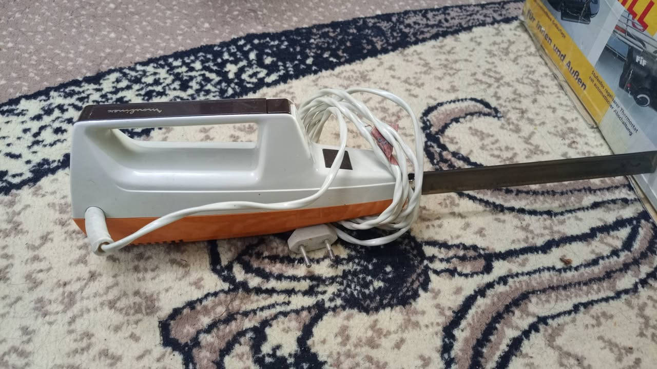 السلام عليكم غراض للبيع منقل كهربائي ومنشار كص لحم ودجاج..... ودينمو الاتصال عل رقم***********
