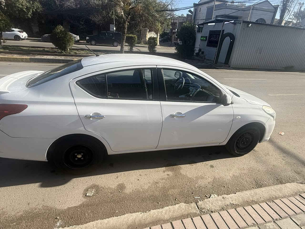 السلام عليكم سني هندي ٢٠٢٠ ماشيه ٨٣ شادلها شاشه وكامره وبدون صبغ فقط الدعاميه الخلفيه مصبوغه و بيها طخه باب خلفي بجهة الصدر بعدها ممصلحه ترجع بارد وبيها مكانين صغار تكحيل كارت اثر شخوط رقم اربيل تحويل فقط رقم وهزه جديدات حتى ميحتاج تاخذ السياره بس السنويه مكان السياره بغداد شارع فلسطين *********** والسعر ١٠٨ وبيها مجال بسيط
