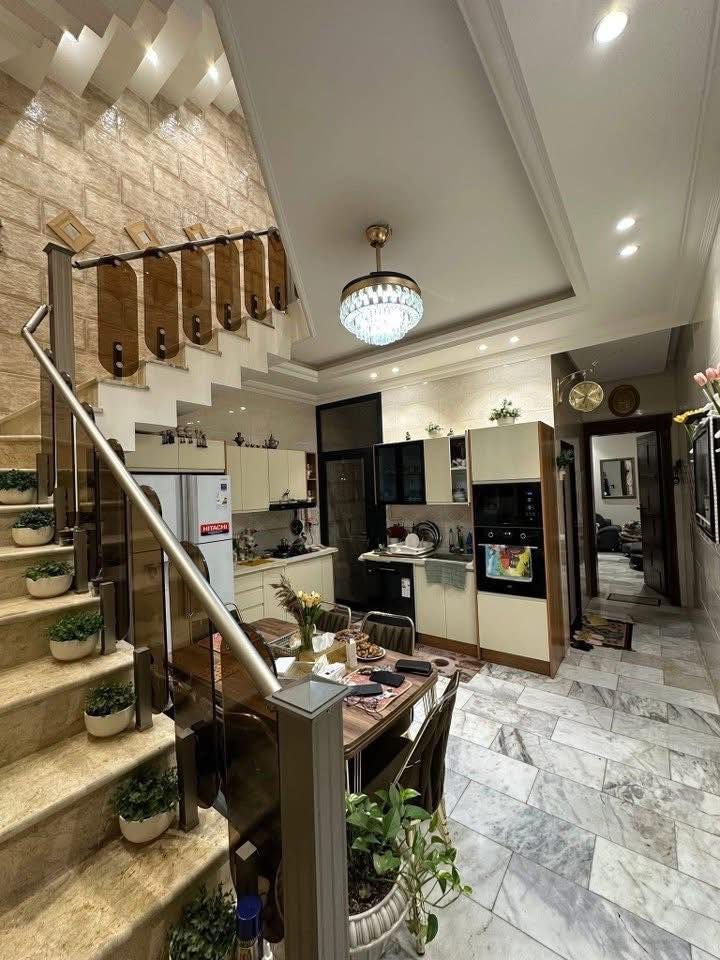 🏡دار حديث للبيع🏡
🔺 المساحة : 90م واقع حال 95م
🔻الواجهة:4،75م. النزال:20م 
🔹سنة البناء : 2025
     🔶الطابق الارضي:     
       🔸️مدخلين 
       🔸استقبال
       🔸️صالة 
       🔸️مطبخ (حار + بارد)
       🔸️خدمات صحية 
       🔸️غرفة نوم كبيرة
       🔸منور جانبي  
 
🔶الطابق الاول:  
       🔸️عرفتين نوم كبيرة (سويت)       
       🔸صالة 
       🔸️خدمات صحية 

📌موقع الدار/ حي البنوك خلف شارع الميثاق
🔶شارع 15+ رصيف 
_____________________________________________
للاستفسار مراسلة الصفحة على الخاص 
او الاتصال على الارقام التالية:
☎️***********
📞متوفر واتساب+واتساب

او مراجعة⭕ مكتب الدار للوساطة العقارية⭕
📍 عنوان المكتب: حي البنوك بداية شارع الكنيسة من جهة الجسر
