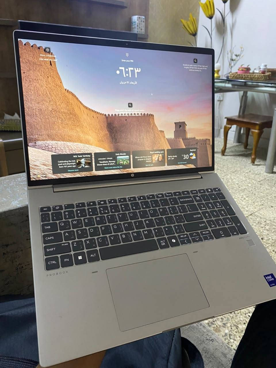 للبيع: لابتوب HP ProBook 460 G11
للبيع: لابتوب HP ProBook 460 G11 بحالة ممتازة جداً (شبه جديد) جيل حديث
العنوان المقترح: لابتوب HP ProBook 460 16-inch G11 - معالج Ultra 7 قوي جداً للعمل والدراسة والتصميم.
المواصفات الفنية بالتفصيل:
 🔹 الموديل: HP ProBook 460 16 inch G11 Notebook PC
 🔹 المعالج (Processor): Intel® Core™ Ultra 7 155U (سرعة تصل إلى 1.70 GHz وتصل لأعلى مع التوربو) - معالج ذكي قوي واقتصادي جداً في استهلاك البطارية.
 🔹 الذاكرة العشوائية (RAM): 16.0 GB بسرعة فائقة جداً (5600 MT/s).
 🔹 الهارد (Storage): SSD بمساحة 477 GB (سريع جداً في الإقلاع وفتح البرامج).
 🔹 الشاشة: بحجم 16 بوصة بدقة ممتازة، حواف نحيفة (تصميم عصري ومريح للعين).
 🔹 كارت الشاشة (Graphics): Intel® Graphics.
 🔹 الصوت: نظام صوتي مميز واحترافي من poly studio.
مميزات إضافية في الجهاز:
 تحتوي لوحة المفاتيح على أرقام جانبية كاملة (NumPad) مناسبة جداً لأصحاب المحاسبة والهندسة والكتابة.
 يحتوي على مستشعر بصمة إصبع لفتح الجهاز بأمان وسرعة.
 نظام التشغيل: Windows 11 الأصلي مفعل وجاهز.
 تصميم خارجي أنيق جداً باللون الفضي المعدني، خفيف الوزن بالنسبة لحجمه.
حالة الجهاز:
 نظيف جداً وبحالة ممتازة (شبه جديد) والـصـور تـوضـح نـظـافـة الـبـودي والـشـاشـة.
📍 الموقع: بغداد
💵 السعر: 1100000 دينار


**إذا كنت صاحب هذا الإعلان وتريد حذفه لأي سبب، رجاءا أرسل رسالة إلى الدعم الفني**