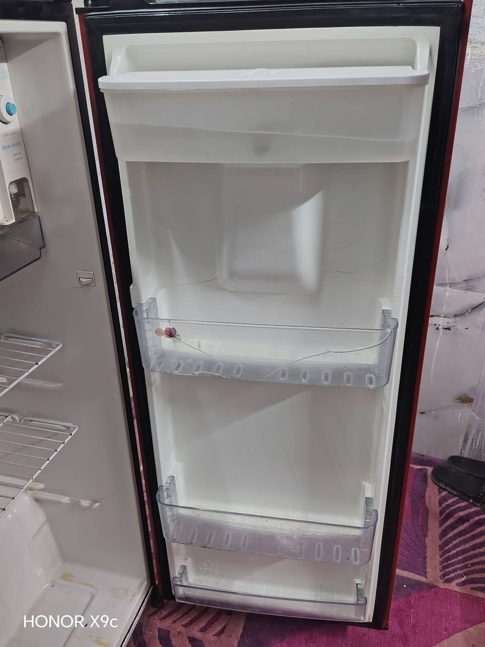 السلام عليكم عندي ثلاجه للبيع نضافته موضحه بالصور بيها براد ابو اللتر السعر ب١٠٠وبيها مجال للشراي فقط تجميدها ١٠٠ /١٠٠ الرقم للأستفسار ***********
