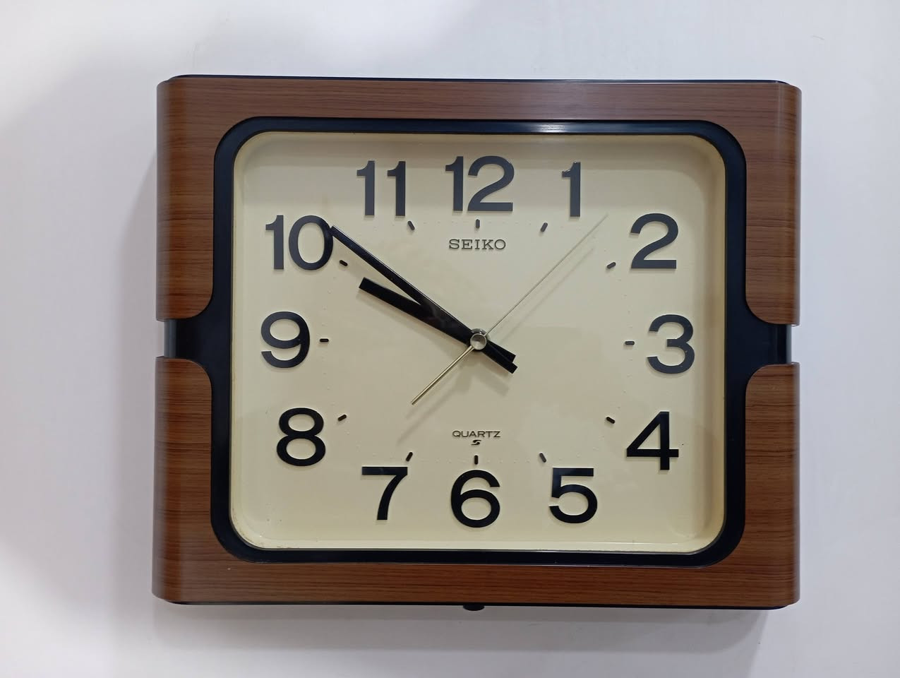 ساعة حائط من سيكو ياباني اصلي موديل الثمانينات ...الساعة بلادية بالكامل ...القياس 33*. 28..... نظافة تامة
السعر 55 الف شامل التوصيل
للاستفسار ***********
