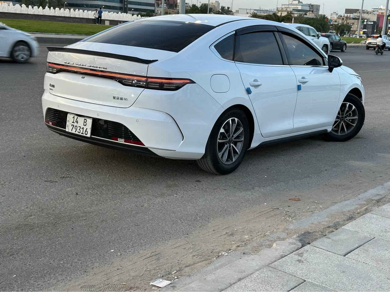 السلام عليكم 
BYD دستروير
2025
ماشيه10 الف
HEV 5000
بصمه 
جلد 
داخل ابيض
كير ماوس
شاشه قلاب
بكلايت لد
لد نهاري
اشاره لكزز
تشغيل عن بعد
وبعد بيها موصفات هواي
 بيها رصعه بسيطه وسحبتهاBDR 
سعرها ١٣٠ وبيها مجال 
رقم بصره وبسمي *********** البصرة, العراق

