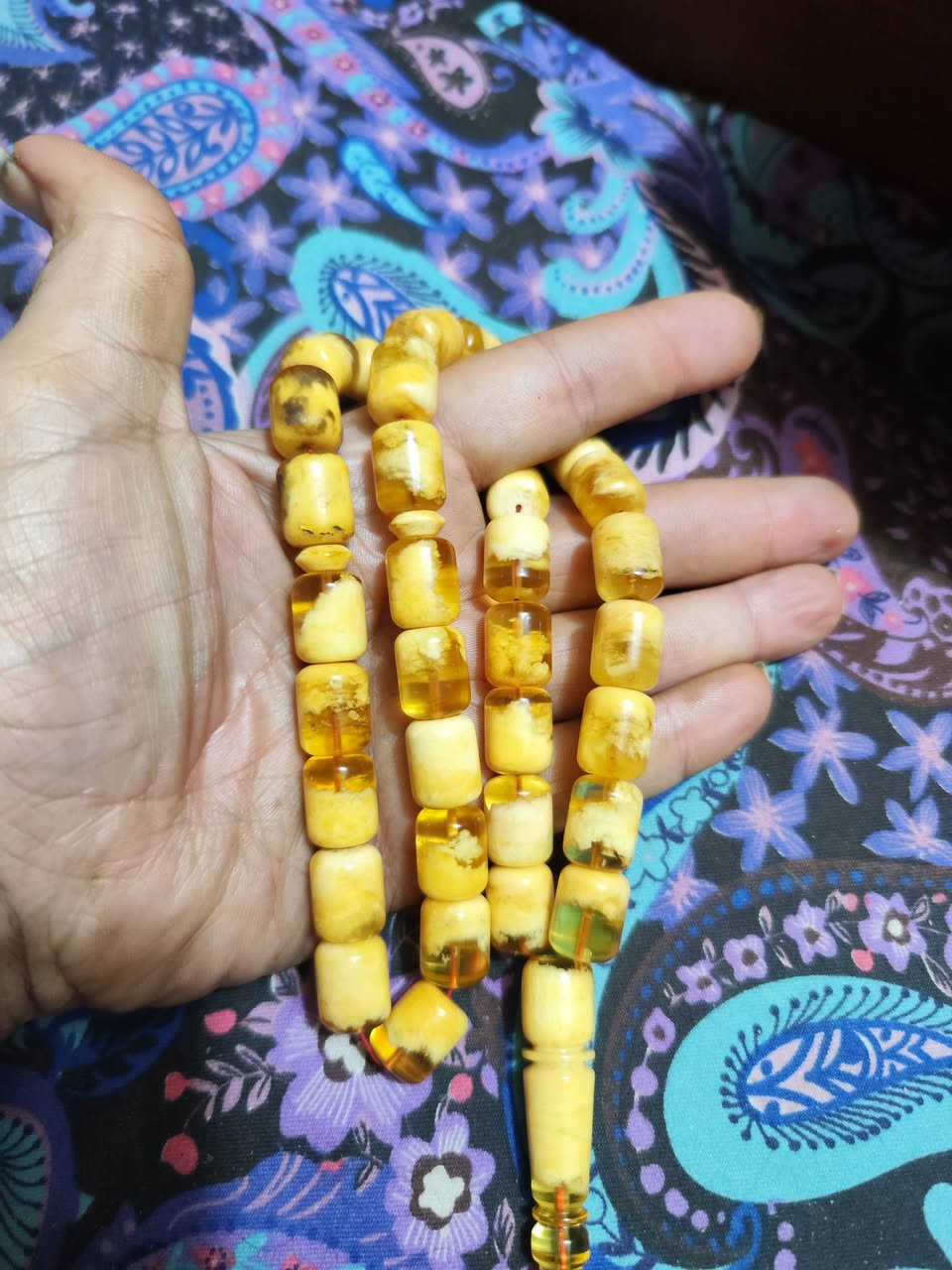 كهرب كنكرادي مسال كهرب بدون إضافات مسباح قديم من الخامات القديمه 2019 نزلت والمسباح غلف من النوادر وزن 65 غم عدد الخرز 35 خرزه وحده احتياط يم الشاهد اضافيه سعر الغرام 4500 دينار سعر المسباح 295 الف عراقي ***********
