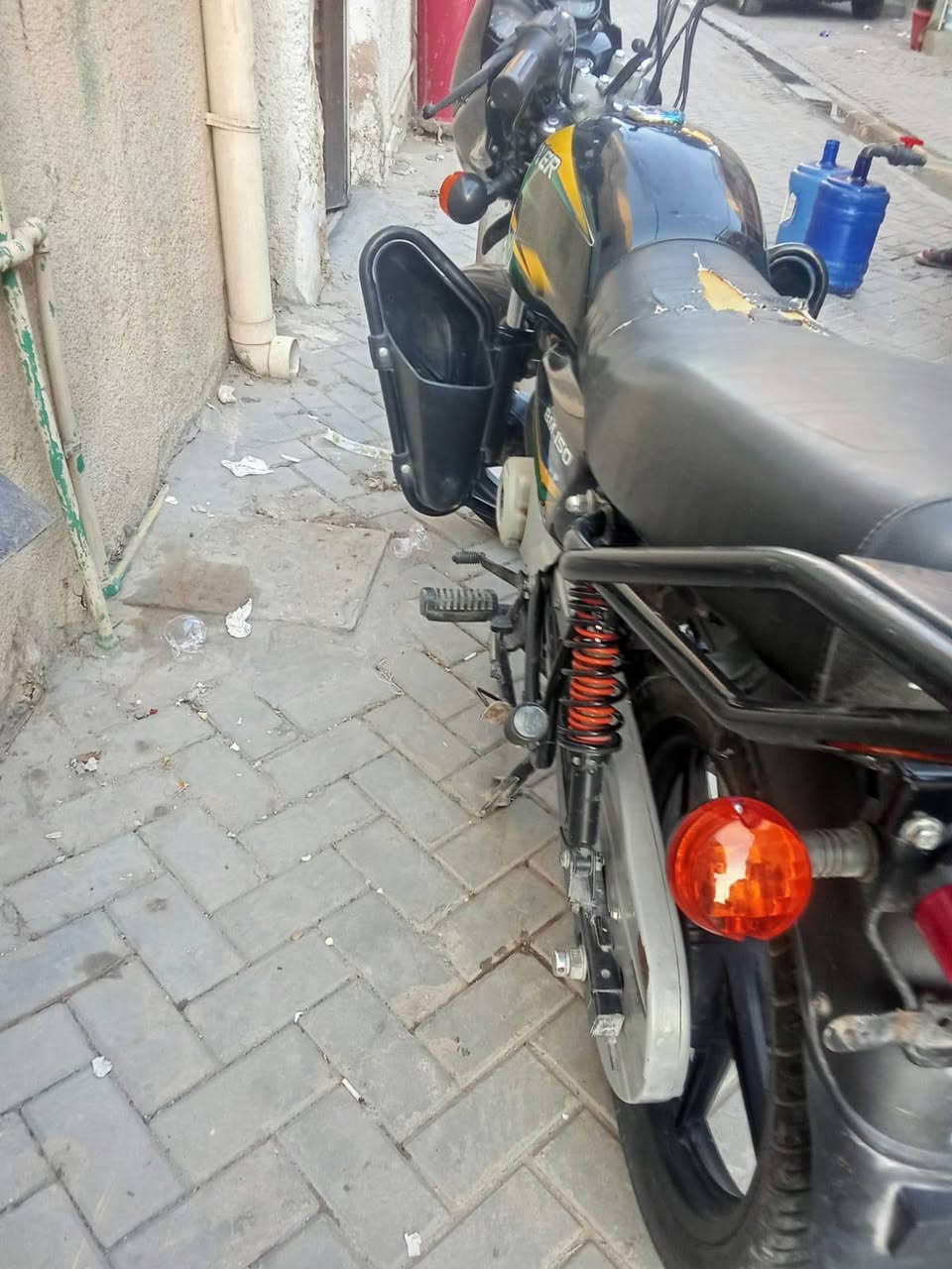 سلام عليكم دراجة بوكسر موديل 2023 شهر ال12 دراجة نضيفة المكينة مكفولة استخدام شخصي مرقمة رقم انكليزي عنوان بغداد مدينة الصدر السعر مليونين و400 وبيهة مجال قليل ماعجبك السعر اعبر المنشور رقم التليفون ***********
