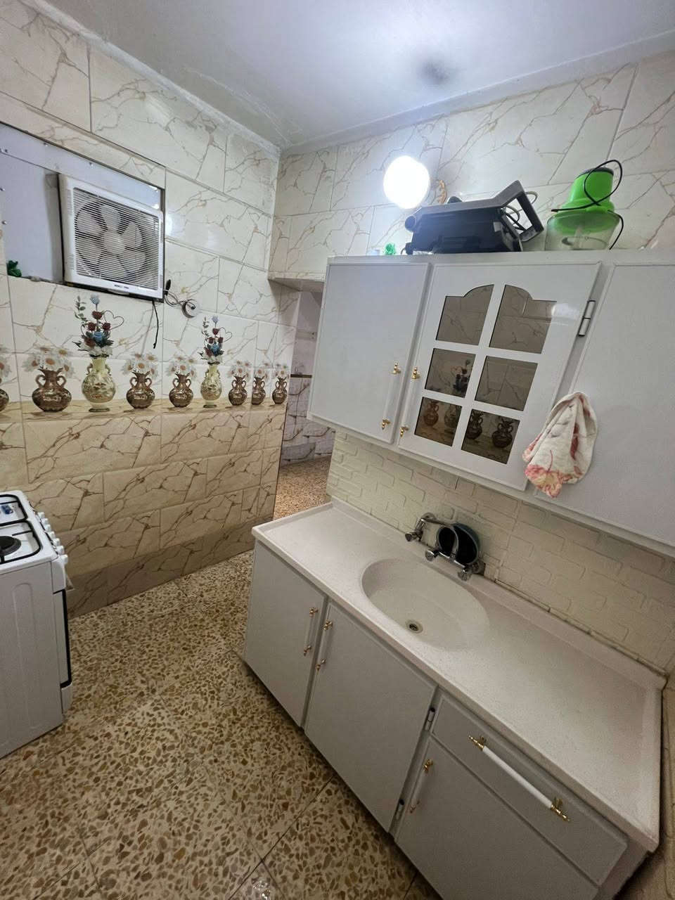 السلام عليكم بيت للبيع مساحه ٥٠ متر طابقين بالحبيبية قرب مستشفى الولادة منطقه كامل خدمات ***********
