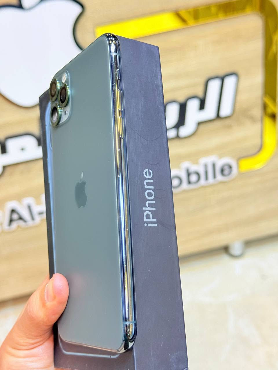 أيفون11 برو ماكس ذاكره 256 بطاريه 85 اعتبره فاتحه بيدك من كارتونه ممبدل بي شي مع ضمان5ايام نضافه 100‎%‎ كامل ملحقاته  وتر بروف عل حاسبه كله نورمل
⭕️متوفر اقصاد رافدين منصه⭕️ 
 مكاني بغداد البياع شارع 13 مركز الريس للموبايل
السعر 400 الف 

***********
