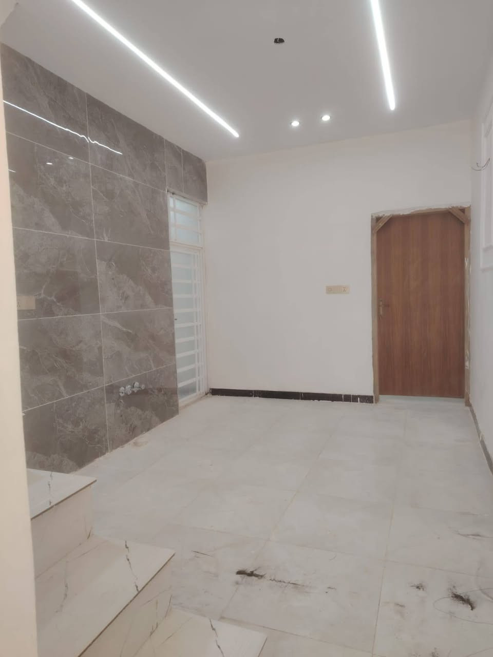 دار للبيع65م طابو زراعي سند 25 الساس طابوك السقف صب كونكريت البناء بلوك درجه اولى البيت مرتب كلش متعوب عليه غرفه وصاله ومطبخ وستقبال صحيات داخليه وخارجيه الرضيه بورسلين الجدران سيراميك+الواح جبسمبورد السعر 25وبي مجال بصيط
العنوان سايدين المطار الجديد شارع علكم ركن شارع حاتم الخير مكتب الغريري 
الرقم ***********سيد احمد 
يرهم اقصاد مقدمه 15 وشهر 500الف ينحسب البيت بلقصاد 29قفل
