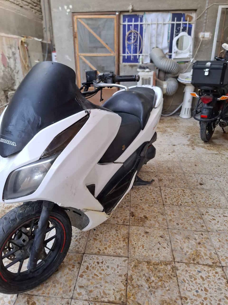 السلام عليكم فورزه0%12  مكينه  
مامفتوحه شرط مكينه لا حمواه ولا دخان ولا صوت 
كهربائيات كامله  لون احمر مغلفه ابيض اوراق كامله 
 كفرات نضافه60%100  والقايش تعبان فقط 
للمراوس فقط شعندك نزل  مكاني ناصريه سوك الشيوخ 
***********
