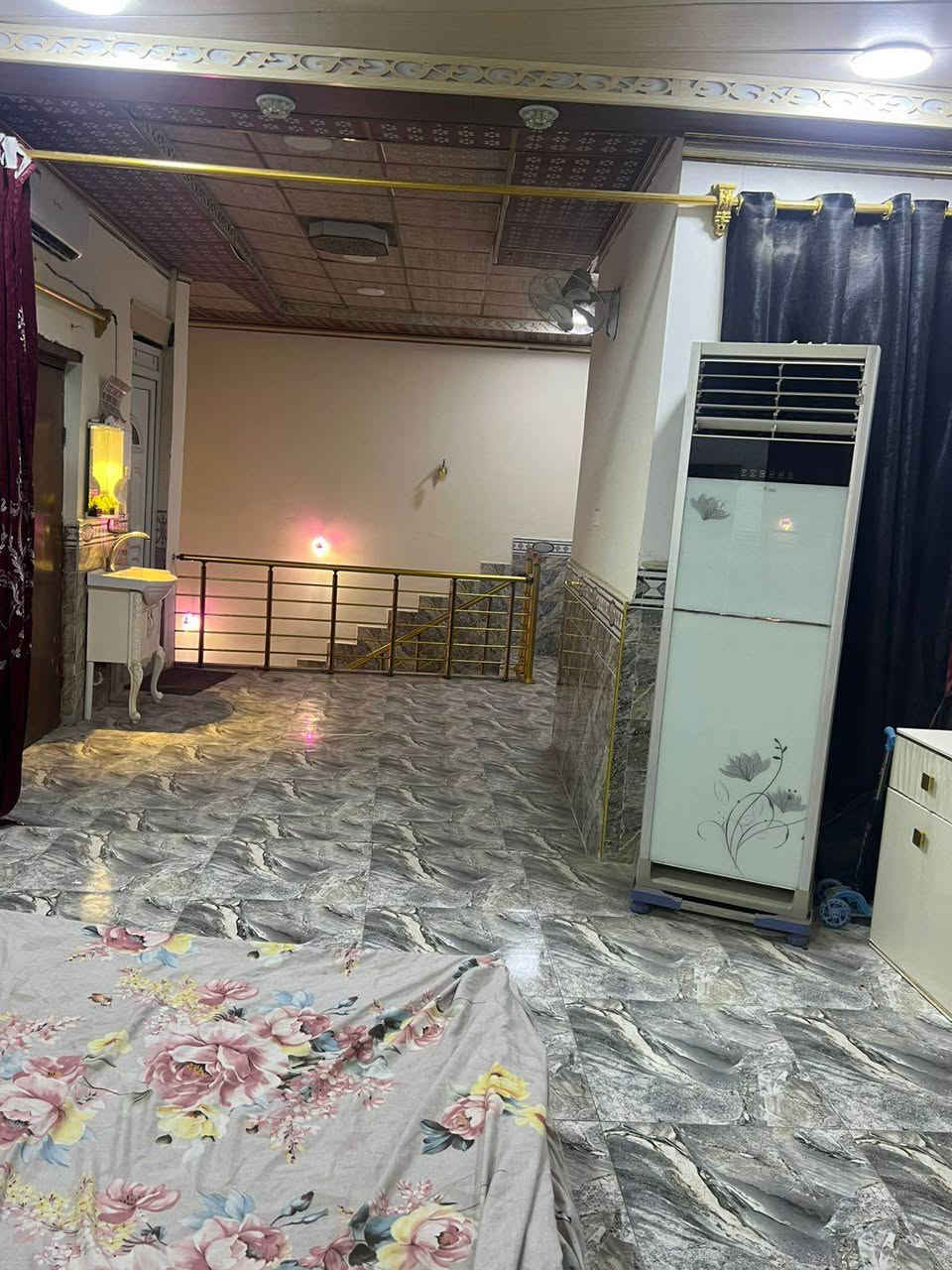 السلام عليكم ورحمة الله وبركاته 

بيت للبيع مع الاثاث 
خمس سبالت طن ونص 
واحد اربعه طن 
المساحه 110 زاد فضله 30 متر بص البيت البيت فارغ تتكاتب تستلم المنطقه حتى مجاري بيهه 
الطابق الاول غرفه وصاله ومطبخ وديوان 
الطابق الثاني سويت غرفه وصاله وصحيات
السعر 75 مليون طابو زراعي عراقي
العنوان البهادريه الطريق الرابط بين ابو الجوزي والبهادريه للاستفسار *********** البصرة, العراق
