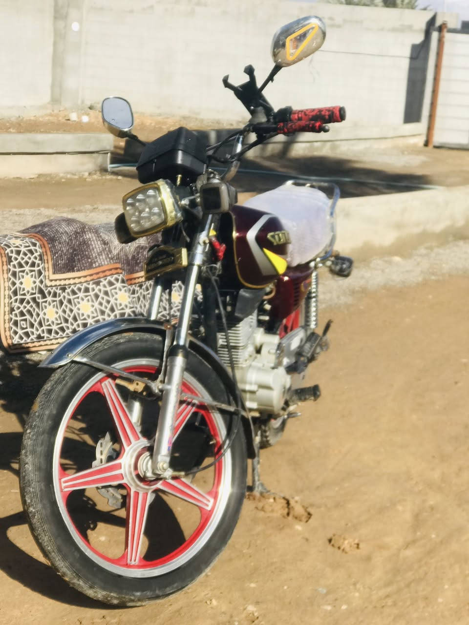 السلام عليكم دراجة نامه بر 5 كير 
نظافة 85‎%‎
كهربائيات كلشي شغال 
بانزين تنساه شلع 
محرك بشرط 
مكاني ناحية العباسي 
السعر /550
رقمي ***********
