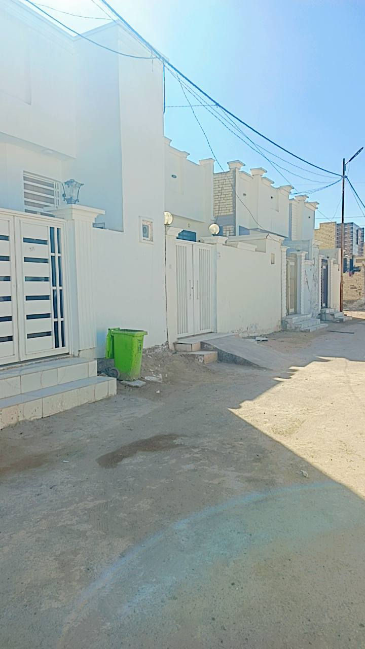 "بيت للبيع في سكله الكرعاوي، شارع الزوار، مساحة 150 متر. أساس صب وسقف صب، بناء طابوك. يحتوي على غرفتين، استقبال، صالة، مطبخ، وصيحات. المكان مميز والشارع 13 متر. بيت فارغ وجاهز للسكن. السعر؟ للاستفسار: مكتب حسين النجفي *********** (واتساب)". النجف, العراق
