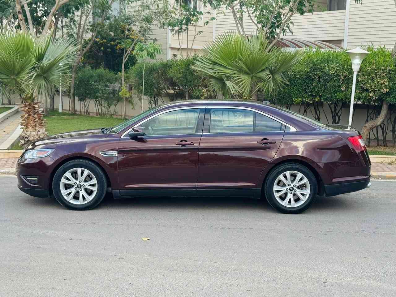 سلام عليكم 
*********** 📞 
سعر  ( 92 ) قفل
~~~~~~~~~~~~~~~~~~~~~
من رخصة الادمن المحترم 
اخوية اقرا تفاصيل قبل مااتخابر 

فورد تورس موديل 2010 خليجي ( شركة نيفا )  بدون صبغ بدون تبديل 
مواصفات( SEL ) 
كير و محرك ممفتوح شرط ، حته لل واتر بم ممفتوح 
سيارة جديدة ماشية 141 الف حقيقي 
.................................
محرك( 6 ) سلندر 
كير اوتو + عادي 
كشن كهرباء  
تحكمات استيرن 
شفتات استيرن 
تبريد قطعتين شغال 
اربع جامات كهربائي شغال 
سنتر لوك شغال 
كهربائياتة كلة شغال 
ليد بدعامية
كود ع باب 
باتري جديد 
لايتات زينون اصلي 
تخم تاير جديد 
صدر امامي خلفي جديد
رقم و سنوية جديد لل 2029 
سيارة بل حقيقة احلى من صور 
اخوان سيارة جديدة 
------------------------------ 
ملاحضة : اخوان صور سيارة بدون فلتر كاميرا عادية 
--------------------------------
مكان سيارة ديالى خانقين 🏠
