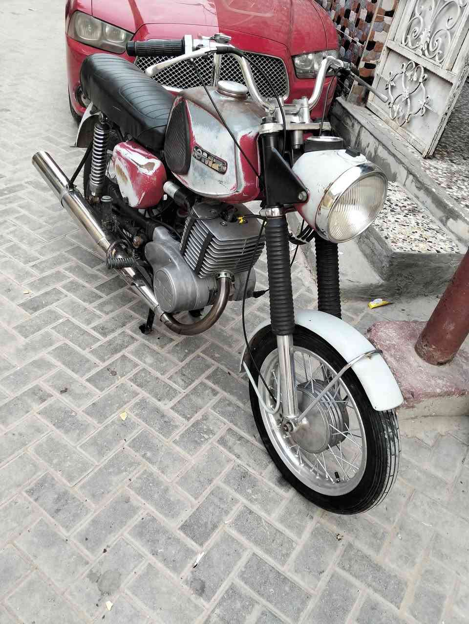 السلام عليكم دراجه للبيع 81 بدون لحيم وبلاديه كلها بس الكابريتر مو ألماني كصه 3
السعر مليون وخمسميه

وبيها مجال مكاني بغداد

***********
