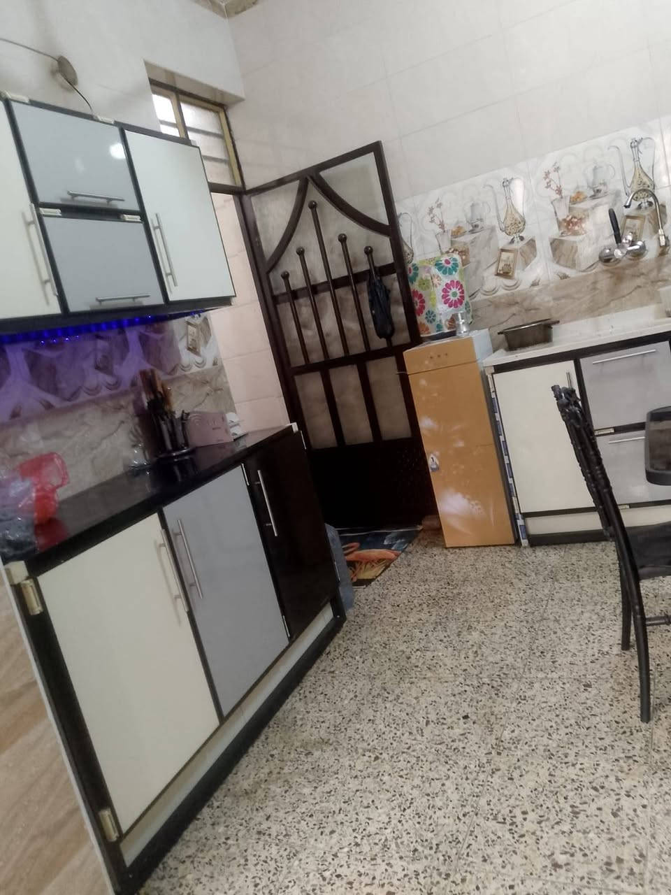 بيت للبيع او مراوس مساحه 100 متر  زراعي سند 117مربع طابق ونص 
العنوان الشعب المربع الي بصف حي المهندسين فتحه ملعب سانسيرو قريب عل شارع 
للاستفسار الاتصال على الرقم او واتساب ***********
