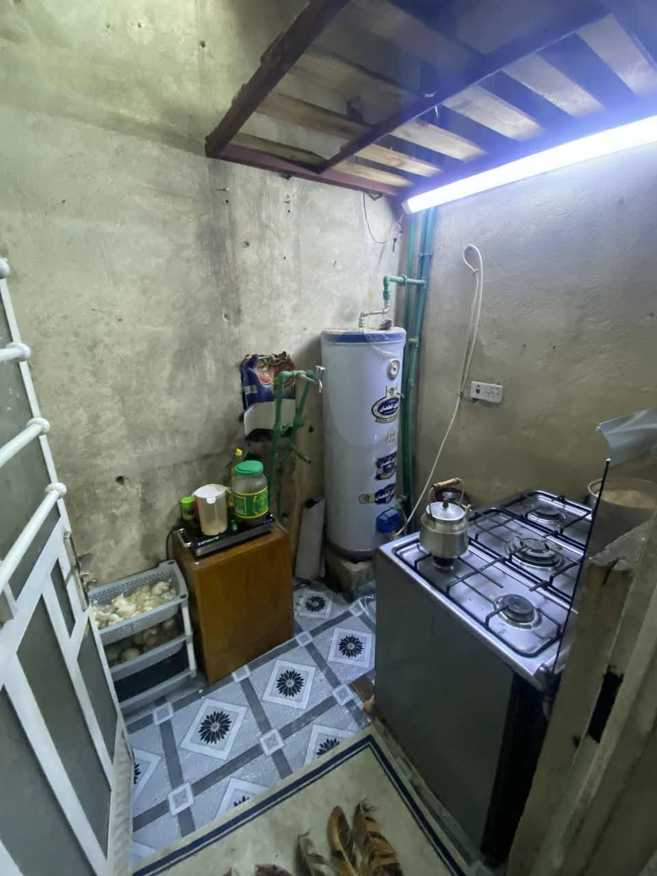 سلام عليكم بيت بزعفرانيه شارع لكهرباء مقابيل مكوى لامير 200 متر بناء جديد سعر 21 وبي مجال قليل ‭0774 057 9573‬
