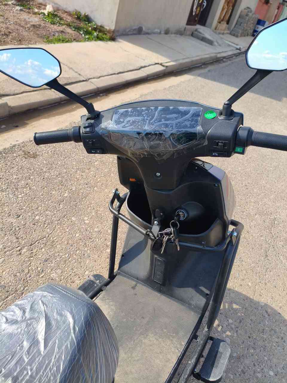 دراجة شحن للبيع نوع ꧁ABR꧂
السعر مليون و150 الف بصمتين سويجين كرتين 
وبيها مواصفات هواية وبطارياتها عدد 6 / 32 امبير 
مدرعة بالكامل + اشاير وصندوق خلفي وصندوقين داخل كشن 
ومواصفات اكثر للاستفسار (***********)
