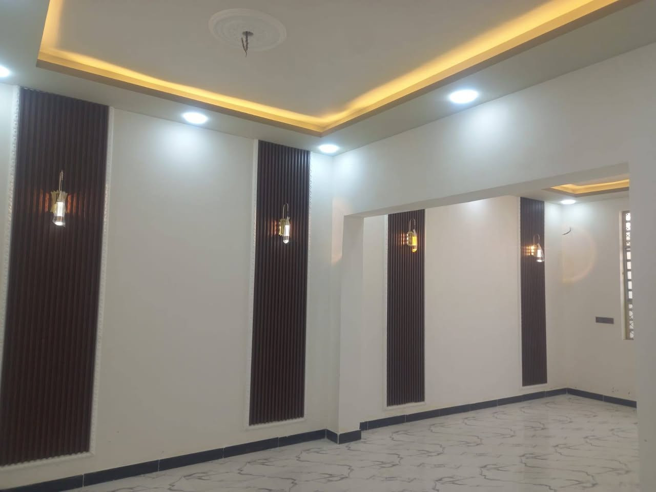 بيت للبيع  
بيت 100متر جديد بالكامل كافة الخدمات متوفره

الموقع؛ ملحق الغدير عمود 310

🏠موصفات البناء؛

◾بناء حديث ومتين

◾طابوق جمهوري +صب كونكريت +أرضيات بورسلين

البيت يحتوي على غرفه +صاله +مطبخ +استقبال

+صحيات داخل وخارج

📞للاستفسار  اتصل على *********** +  واتساب
