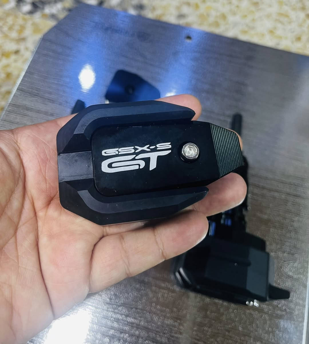 السلام عليكم
شباب  زوج قواعد حماية جانبيه للدراجات البطح

تفاصيل من الموقع 

هذه السلايدرات (Frame Sliders) مصممة خصيصاً لحماية هيكل ومحرك دراجة سوزوكي طراز GSX-S1000GT من الخدوش والأضرار في حال السقوط. 
المادة: مصنوعة من الألومنيوم المتين باستخدام تقنية التصنيع باستخدام الحاسب الآلي (CNC).
الوظيفة: تعمل كحاجز لحماية الإطار، المحرك، وهيكل الدراجة النارية.
التوافق: تناسب موديلات Suzuki GSX-S GT و GSX-S1000GT
وحتى الهوندا وبعض الانواع الاخرى من انواع البطح 

سعر التخم 📌٣٠ الف


**إذا كنت صاحب هذا الإعلان وتريد حذفه لأي سبب، رجاءا أرسل رسالة إلى الدعم الفني**