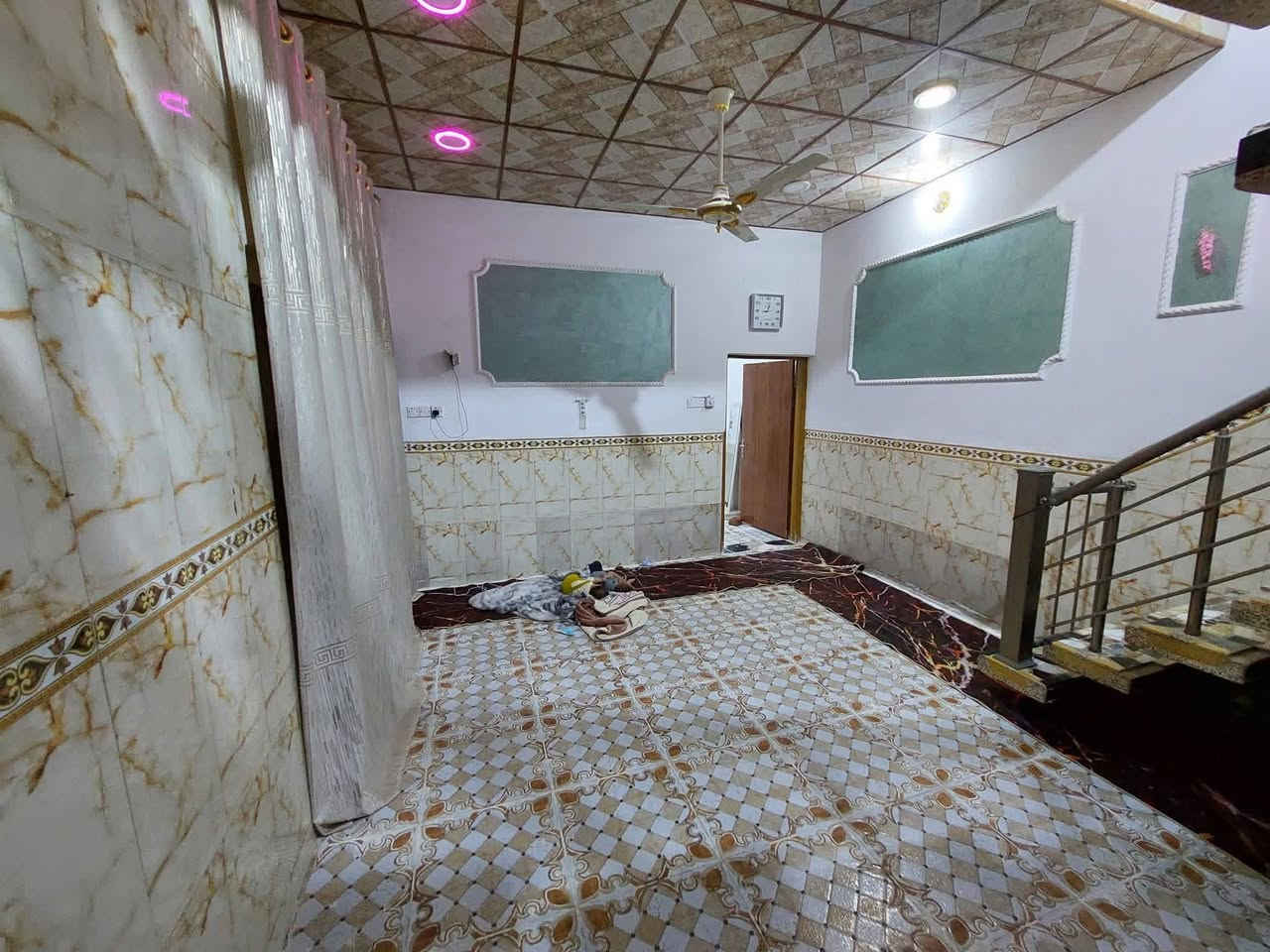 دار للبيع المساحة 140 متر بداية شارع علي قمارة طابو زراعي سند 25 تحويل مباشر تحتوي على 
غرفة نوم عدد واحد 
إستقبال 
صاله 
مطبخ 
مجاميع صحية السعر 57 وبيه مجال 
للاستفسار الاتصال على الرقم التالي ***********
أو مراجعة مكتب القبطان لبيع وشراء العقارات شارع علي قمارة قرب أسواق حسون مخيف
