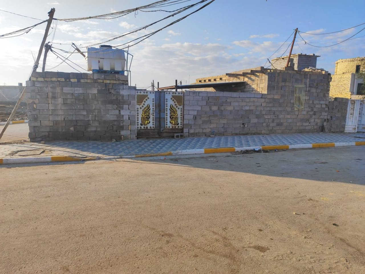 السلام عليكم 
دار للبيع  في منطقة المجبس نهاية شارع المولدة المساحة (م150) ركن غرفتين وصحيات كامل خدمات كهرباء مجاري ماء 
للستفسار على هاذ الرقم فقط  ***********
(مكلف بل نشر )
