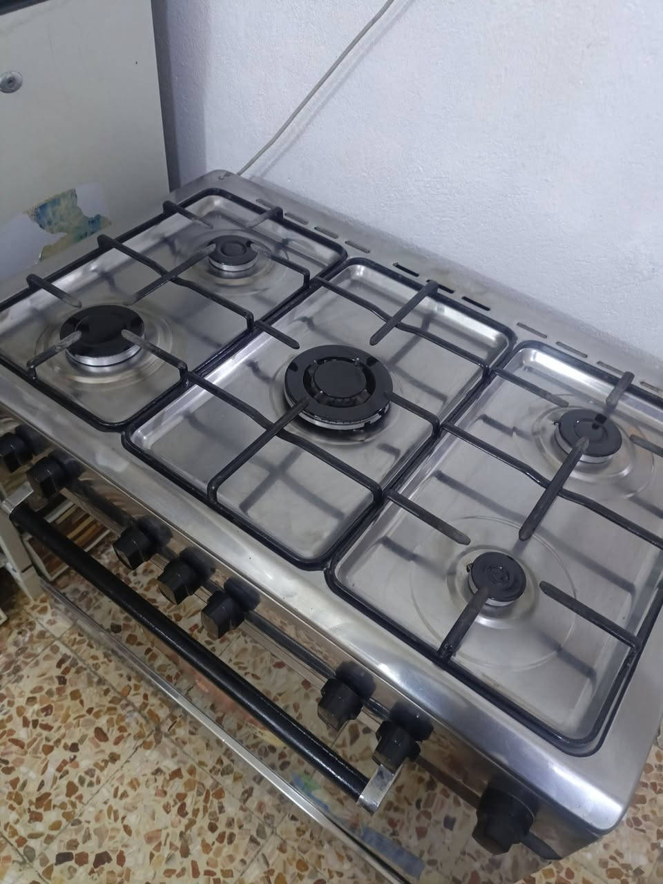 طباخ للبيع نضيف كلش وشغال على الفحص والفرن هم شغال الفوك والجوه سعره 175 الشراي يتصل ***********
