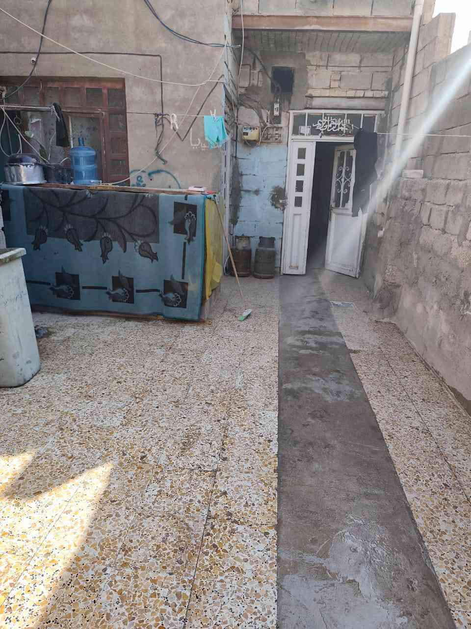 سلام عليكم بيت للبيع  يحتوي علا اربع غرف واستقبال وصاله ومطبخ وحمامات المساحه 150 العرض 6 متر والنزال 25 موقع الدار  منطقه الجاير  قريب علا السوك اوالحولي مكانه حلو عقد 25 اقرار محكمه  البيت بناء شبه قديم بعد كلمن وضروفه  للتواصل ***********
