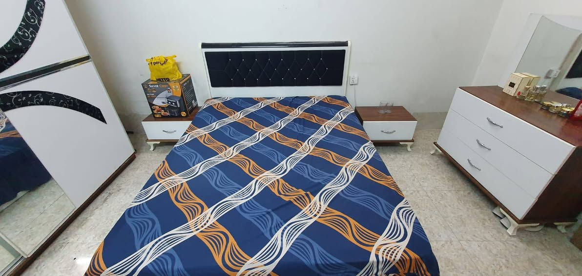 غرفه نوم تركية 5قطع نضيفه كلش اول فتحه الهه مابيه اضرار 350وبيهه مجال لشراي ***********
