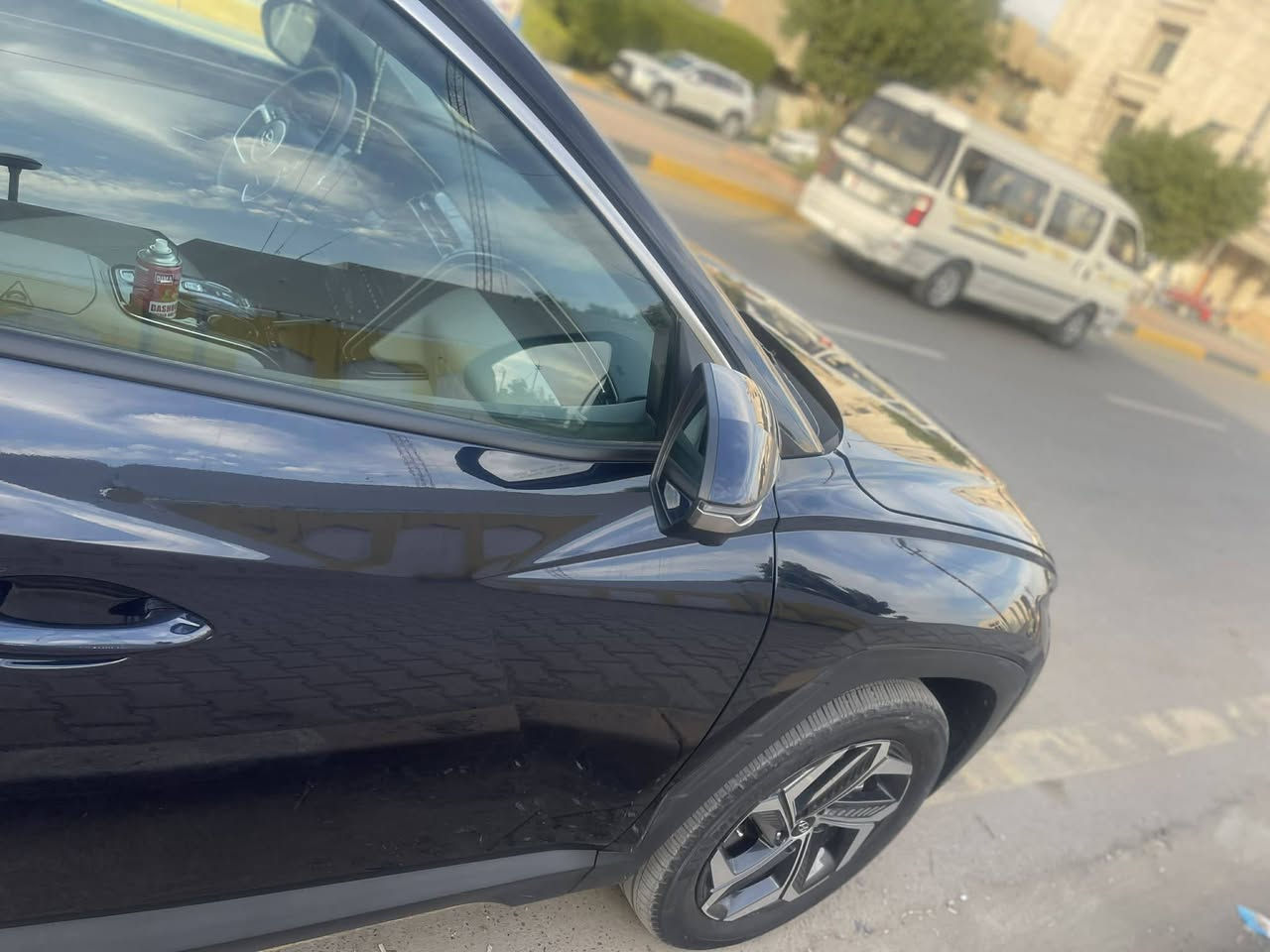 توسان هايبرد فول الفول تمشي بالريمونت  ماشيه ٢٠ قطعه واحده تبديل بنيد اصلي موديل ٢٣ للبيع العنوان بغداد *********** السعر ٢١٥٠٠ دولار يعني شدتين و١٥ ورقه وسعره بالنسبه للمواصفات والحادث ابلاش
