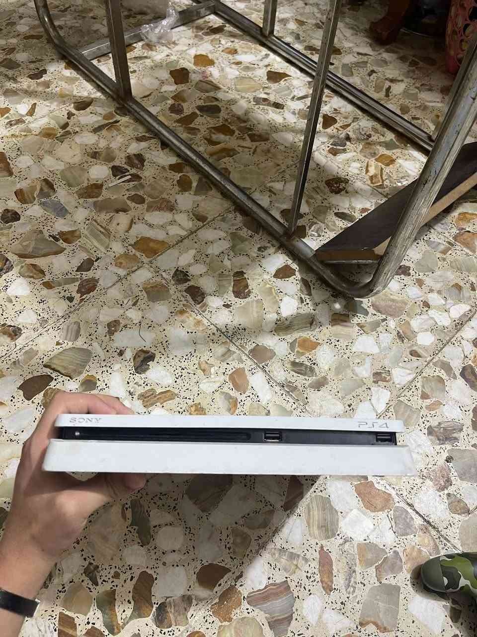 السلام عليكم بلي4 سلم للبيع كامل ملحقات من قرص GTA وحوستك اصلي واير شحن وايرHD واير كهرباء الجهاز مبدل معجون فقط سعر الجهاز 230 وبيه مجال للاتصال ‭***********‬ماعندي توصيل مكاني بغداد الامين الثانيه
