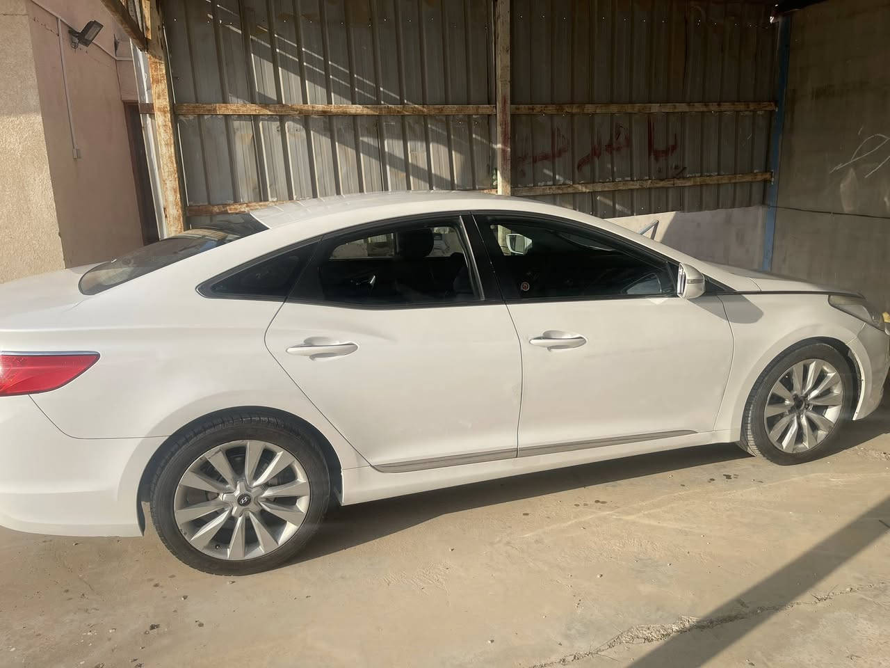 🚗 للبيع هونداي أزيرا 2013 خليجي كفاله 🚗
المواصفات:
موديل: 2013
النوع: هونداي أزيرا
المواصفة: خليجي
المحرك: 6 سلندر 
القير: أوتوماتيك
المكيف: بارد ❄️ +تدفئة🔥 
المقاعد: كهرباء
تخم تاير جديد
راديترات مي وتبريد جديد
حدادية خلفي امامي جديد
دسكات جديد
منظمومة تبريد من كومبريسر الى فريز جديد
السيارة خالية من الحوادث خليجي
المحرك ممتاز كفالة
الكير ممتاز كفالة
📍 الموقع: ميسان/ العمارة
💰 السعر: 130— ( قابل للتفاوض)
📞 للتواصل ***********
