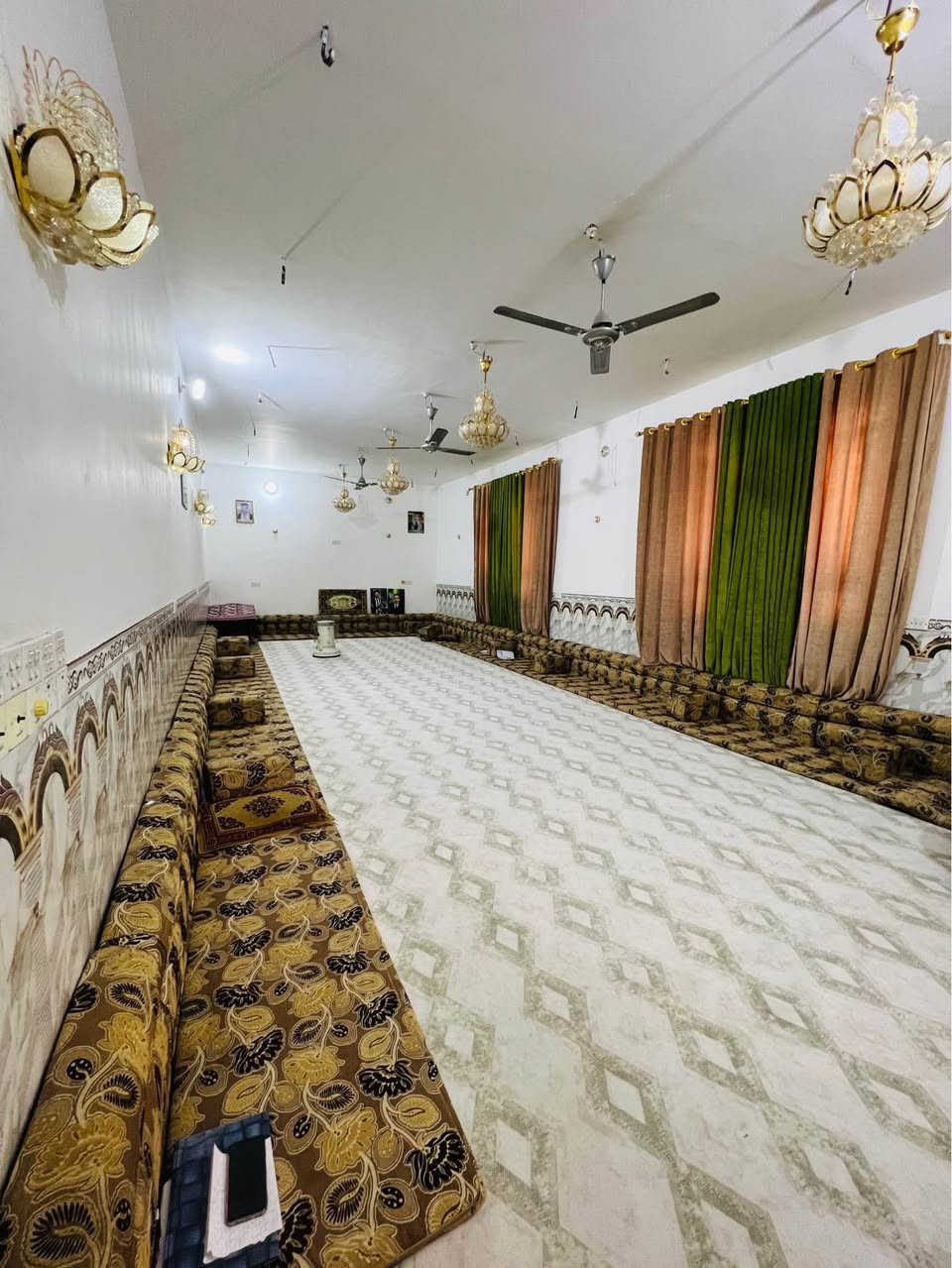 السلام عليكم ورحمة الله وبركاته

دونم طابو زراعي سند 25 
على طريق الزوار (طريق كربلاء طويريج) قرب عمود 268

الدونم مخدوم جداً ويحتوي على عدد كبير من النخيل 
يحتوي على دار بمساحة 400 متر تقريباً 
الحديقة الأمامية بمساحة 400 متر وأكثر 
الإستقبال 12 متر في 5
وصالة كبيرة 8 متر في 6
ومطبخ 6 متر في 5 
وغرف نوم عدد 2 ،  5 متر في 4 (غرفة سويت) 
ومجمع صحي 
الأرضية بورسلين درجة أولى 
كذلك توجد صحيات خارجية للزوار عدد 3

علماً ان الدونم ييعد عن الشارع الرئيسي (طويريج كربلاء) مسافة كيلو و200 متر تقريباً (الشارع تبليط)، وعن التبليط الفرعي مسافة 60 متر تقريباً . 

له طريقين .. الاول من قناة كربلاء والثاني من طريق كربلاء طويريج 
للإستفسار الإتصال على الرقم أو على الواتساب 
*********** كربلاء, العراق
