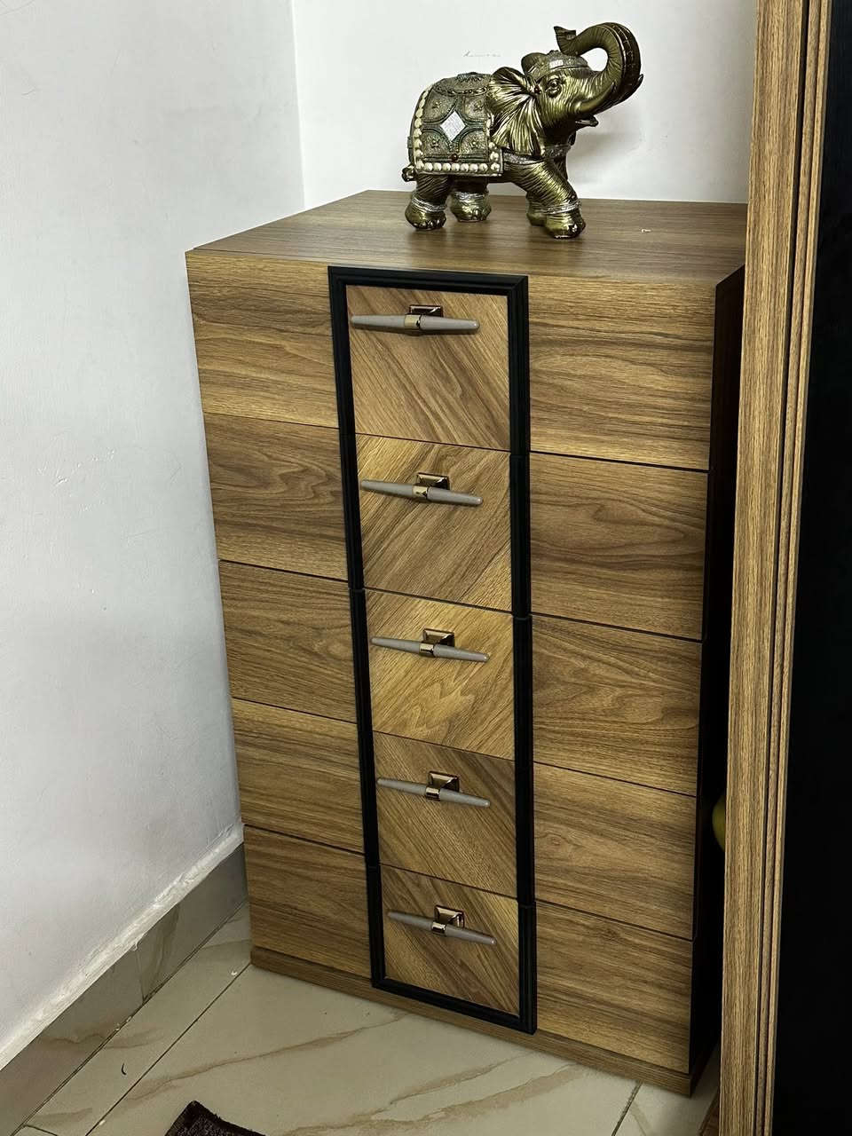 غرفة نوم تركية خشبها سويدي لونها صاجي ماخذهة من شركة ايدول غرفة فاخرة خشبها ثقيل جداً وجديدة كلش مابيهة اي ملاحظة ميز تواليت ليد السعر مليون وربع 
غرفة نوم تركية شبابية 3 اسرة وكنتور عدد 2 ميز تواليت وكومدي مجرات عدد 1 وكومدي جرباية عدد 2 الغرفة نظيفة السعر 350 الف 
سبالت نوع توسوت عدد 2 انفيرتر واحد طن شغالات وبحالة ممتازة واحد لورد سيريس واحد مون سيريس
السعر 300 الف
شاشة نوع كوسونيك حجم 42ب 100 الف 
شاشة نوع هيرو حجم 32 ب 50 الف 
ساعة جدارية فيكة السعر 50 الف 
 
مكاني حي الاعلام ***********
