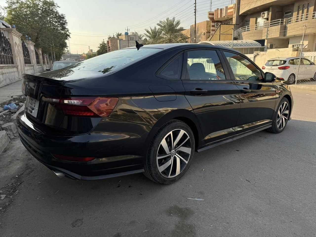 جيتا gli 35 موديل 2021
ماشيه 54 الف ميل

مواصفات 35 يعني 
1_ بصمة 
2_ كشنات سپورت و هيتر
3 - شاشه و كاميرا و أپل كار پله ي
4 - لايت دبل عدسة 
5- رادار أمامي و خلفي و جانبي
6 - كير سپورت و شفتات ستيرن
7 - تحكم ستيرن كامل ستيرن GLI
8- تبريد لمس 
9- مودات قيادة علي شاشة منها سپورت و أيكو و كومفورت 
10- بريك لمس 
11- تراكشن عادي  و سپورت بلس 
12- جامات كهربائية
13 - دشبول LED 12 ألوان 
14-لانج كونترول بلادي - باقي مواصفات معروفة ) 

السيارة حادثها خفيف دواخل ماكو و أيرباكات سليمة بلادي بشرط 
صفحة سايق قطعتين كلير أمريكا و قطعتين صبغ  

الكير و المحرك و كهربائيات و رادارات و حجر بيئة كلها بشرط 
السعر 155 وبي مجال

مكان سياره حاليا بغداد
للاستفسار 
***********
