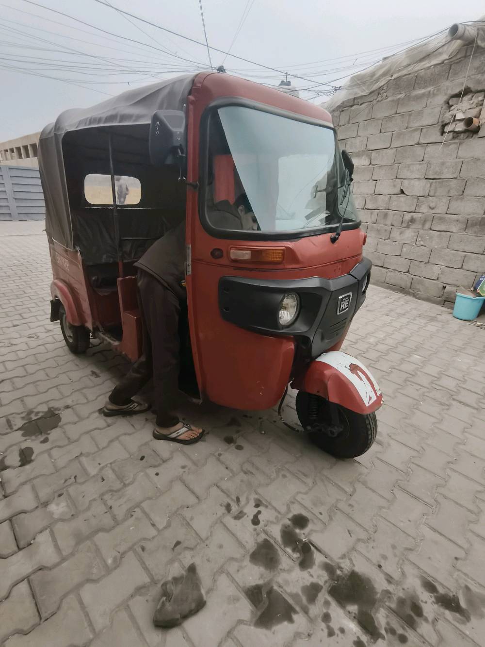 هذا تكتك مستعمل بحالة جيدة، مناسب للنقل داخل المدينة. لون التكتك أحمر مع كابينة مغطاة، يحتوي على ثلاث عجلات مما يجعله مثالي للاستخدام في المناطق الضيقة وعليه علامات استخدام طفيفة. جاهز للاستخدام وبسعر مغري.