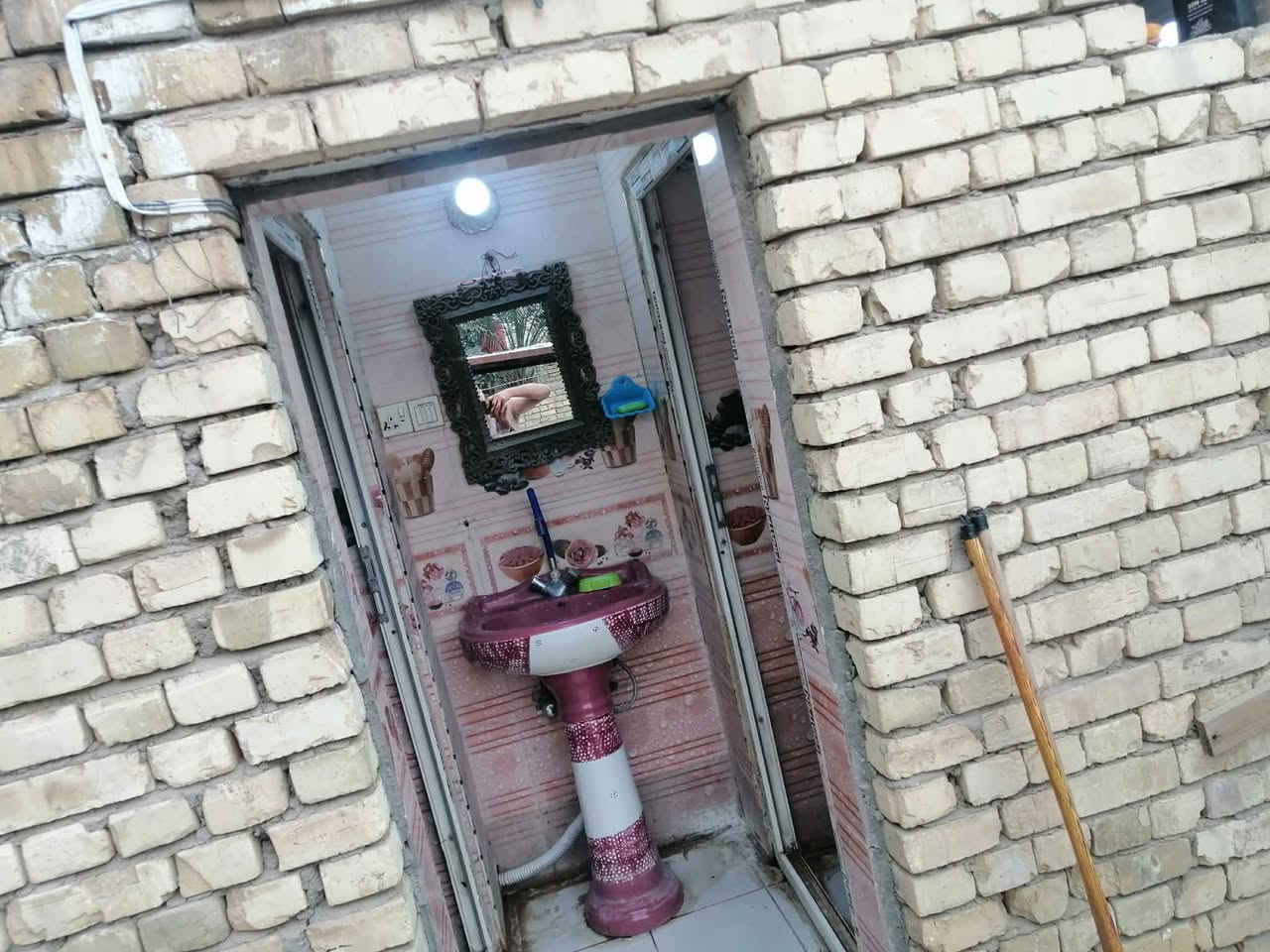 بيت للبيع حي العسكري مقابل باب الكليه الخلفي  قاطين المساحه 270 طابو بسمنه يتكون ديوانيه وهول وصاله مطبخ صحيات غرف 3 جوه و3 فوك صاله فوك صاله جوه مطبخ فوگ مطبخ جوه حديقه كاشي وسطح كاشي بي سطحين صحيات عدد3
السعر 140. للأستفسار ***********
