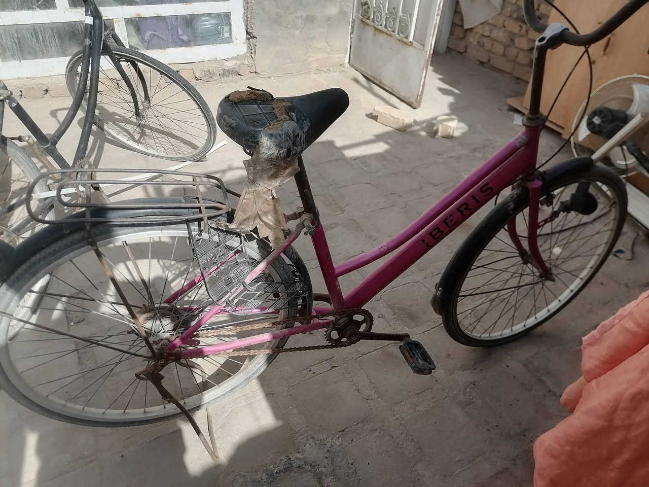 سلام عليكم باسكلات عدد 2 حجم 26 الوردي ب100 والاسود ب40 والشراي خادم اله رقمي ***********
