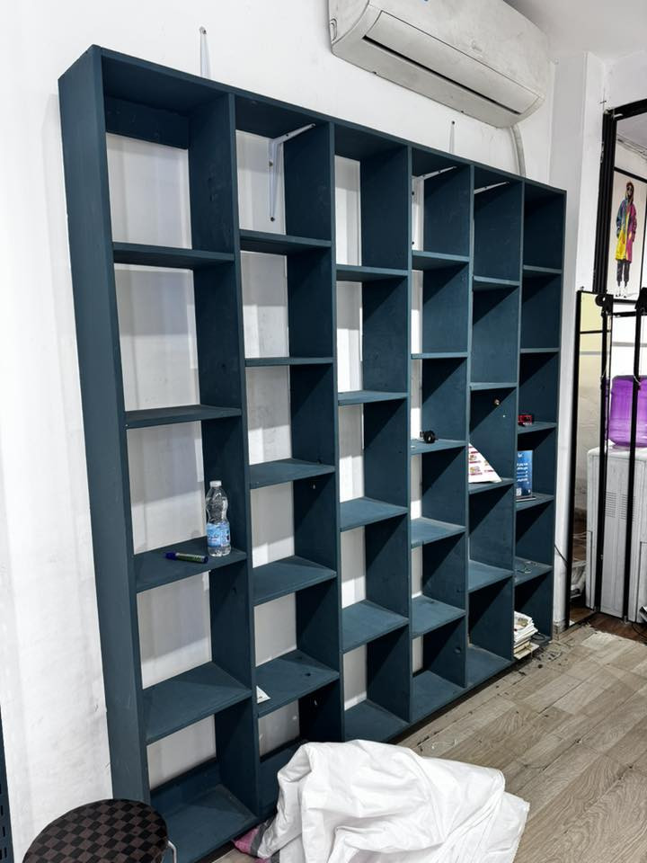 ديكور البيع كامل 
دنك حديد كامله عدد 8 
رف خشب عدد 1 
سبورت لايت موجه عدد 35
ملكانه عدد 2
مساطر ناره عدد 16 
بغداد البياع شارع 20 
***********
