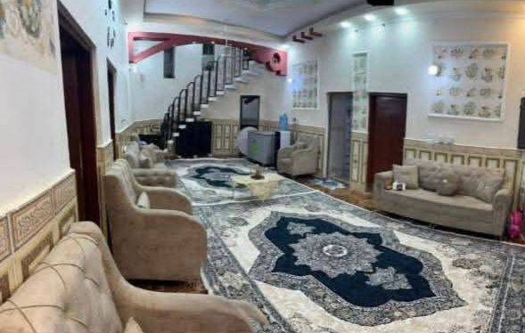 #للبيع
بيت بالحكم ٢٥٠م طابقين شارع ٢٠م بناء ٢٠١١ يباع مع الاثاث 
#التفاصيل 
الارضي براني وصالة ومطبخ وغرفة واحدة وصحيات خارجية وداخلية.
والطابق الاول فيه ثلاث غرف ومجموعة صحيات.
السعر خاص بناء على رغبة صاحب الدار 
للاستفسار وارسال عروضكم اتصل على ***********
مكتب دارك للعقار في السماوة 
الحي العسكري مقابل صيدلية التفاح الاخضر ومجاور صيدلية الاريج.
