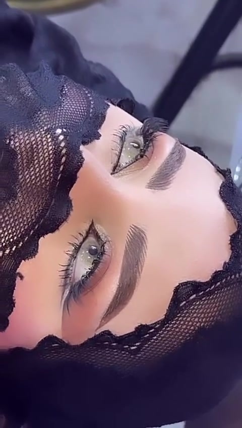 حنة مع عرس (250) مع عدسات ورموش واضافر وباودر جسم  الشغل حسب الطلب ♥️🩵***********
— في ‏المحمودية/حي ١٧‏.
