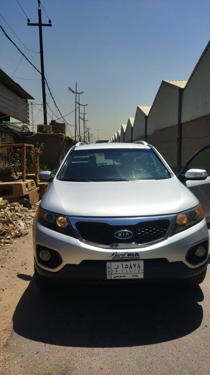 السلام عليكم.. سورينتو 2011للبيع محرك 2400دوش خير من الله هو والكير تبريد ثلج منظومه جديده تخم تاير بيها قطعتين كلير باب السائق والخلفه بدون ايرباك سياره استخدام شخصي سونارها موجود السعر 128...للاتصال او واتساب ***********
