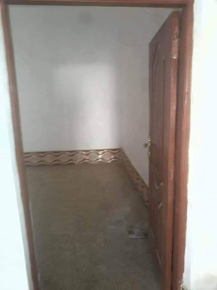 اللهم صلي على محمد وآل محمد
⬅️🏠بيت للبيع

المساحه ⬅️1️⃣0️⃣0️⃣متر

يحتوي البيت على ⬅️غرفه وصاله واستقبال ومطبخ وصحيات داخليه وخارجيه ومنور عدد٢ بناء اساس صب كونكريت السقف عكاده شغل مرتب بناء جناي تغليف سقوف ثانويه وسيراميك الارضيه كاشي كهربا ء ماي دفن

العنوان 🇮🇶 النجف الاشرف ⬅️الكوفه البراكيه قرب مدرسة الشهيد علي الرماحي
كافه الخدمات متوفره مستشفيات ومدارس أسواق قريبه

السعر المطلوب 18 مليون وبي مجال
الاستفسار الاتصال على الرقم ***********
