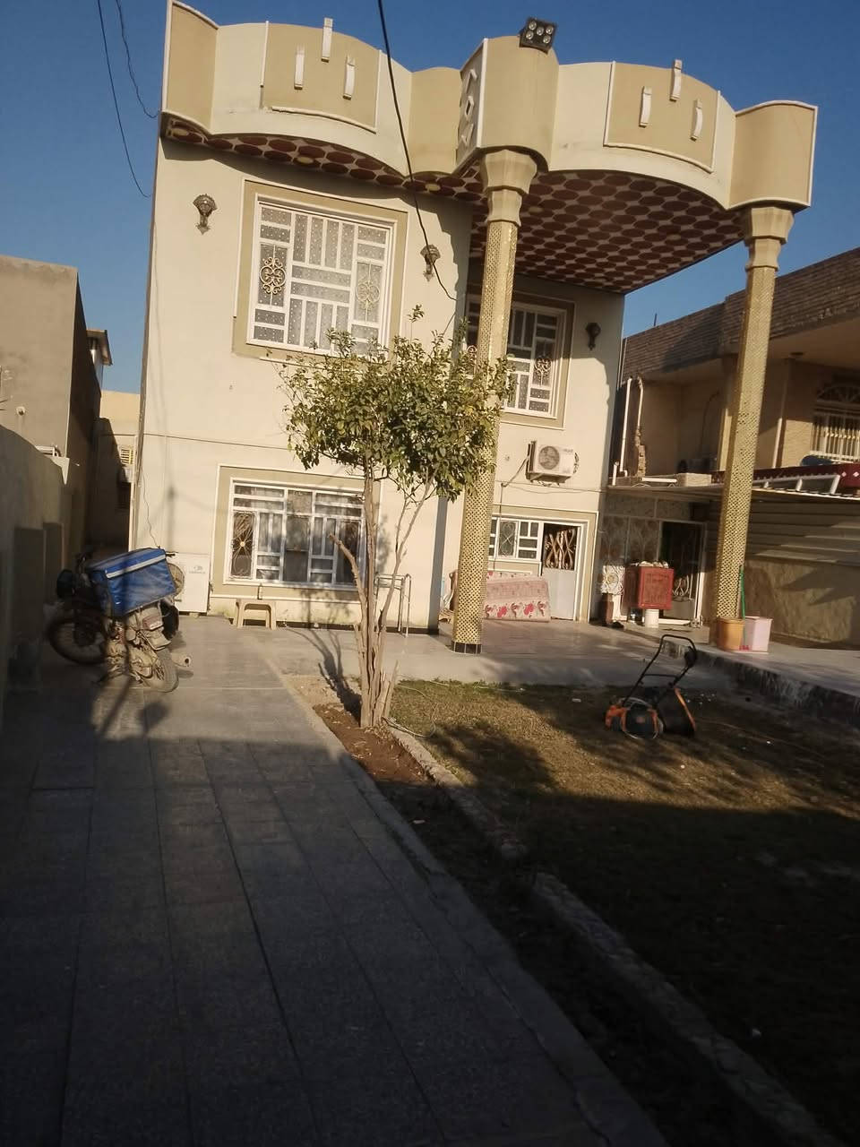 السلام عليكم بيت للبيع بشارع علي قماره عل شارع مقابيل الصيدليه مجاور استاذ رضا رويعي
ملاحضه ابيع قطعه البيت الك هديه وبي مشتمل خلفي هديه 
مساحه البيت 500 متر  المتر ب500 الف بدون عمله 
رقم الهاتف *********** اخوان ماجاوب عل تعليقات اتصال فقط
