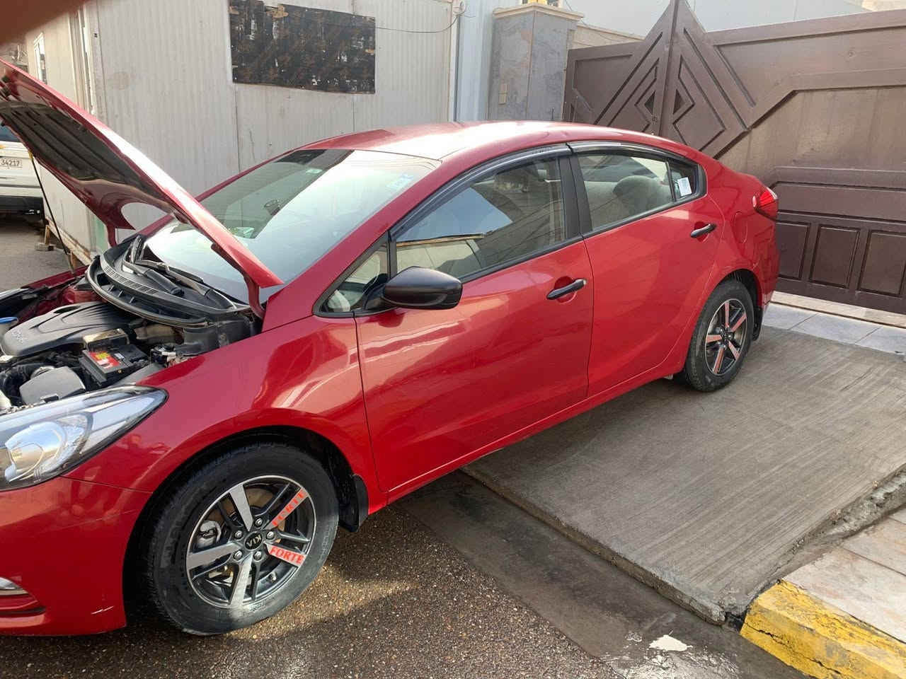 سيارة سيراتو 2014
سيارة نضيفة بيهة فقط باب السايق صبغ وشوية بارد جاملغ خلفي 
نضيفة مدوشمة تدفئة تبريد ما بيهة نقص ولا برغي 
ماشية حقيقي 63 الف كيلو من الشركة هية عدنة 
رقمهة الحديث الانكليزي. صدرهة جديد قبل سبوع مبدلة ب ٣٥٠ الف باتري جديد  
محركهة ١٦٠٠ ستندر مكفول لا تنقيص ولا تبخير
اقرة المنشور زين وخابر وبخدمتك 
مكانهة المنصور 
السعر 11$ و ٣٠٠$ وبيهة مجال بسيط 
اتصال.  ***********
