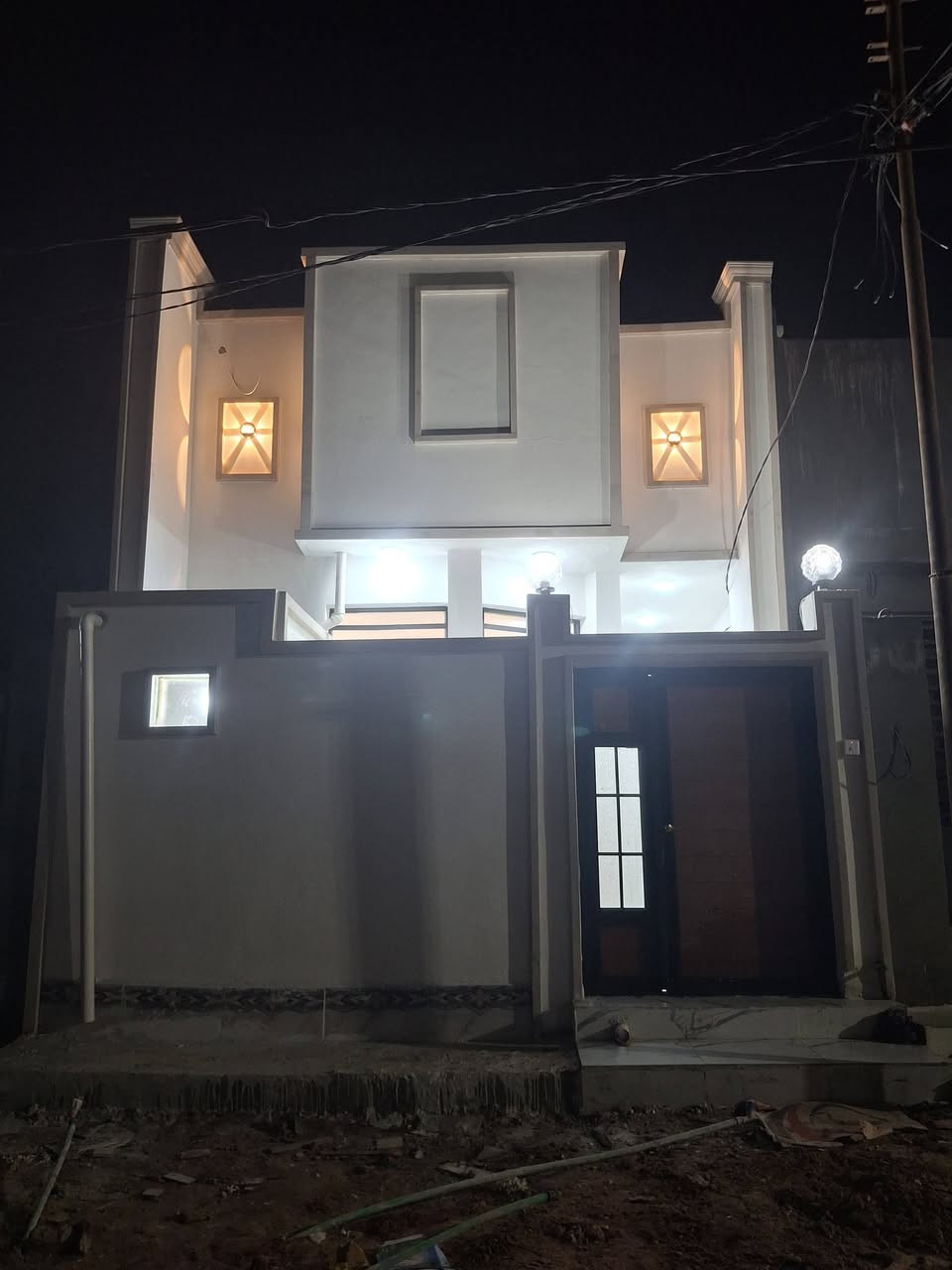 **عقار للبيع في النجف الأشرف - مقابل  قرية الغدير عمود 282**
**التفاصيل:**
- الموقع: مقابل قريه الغدير خلف بانزينخانه انوار الغدير عمود 282، قريب من السوق
- المساحة: 100 متر جاهز للسكن 
- السعر: ٤٨مليون دينار عراقي مع المجال
- البناء: طابوق، أساس وسقف كونكريت
- الأرضية: بورسلين
- السقوف جبس 
- أبواب: صاج درجة أولى
- مواصفات البيت:
 - استقبال
 - 1 غرفة نوم
 - صالة
 - مطبخ
 - حمام (صحية)
 - مكشفة
- الخدمات المتوفرة:
 - سوق قريب (100 متر)
 - ماء اساله خطين 
 - كهرباء + مولد
 - شوارع مبلطة
 - شارع عرض 10 متر
 - مدارس قريبة
**الرقم للاتصال:**
***********
واتساب او مراسله الصفحه
