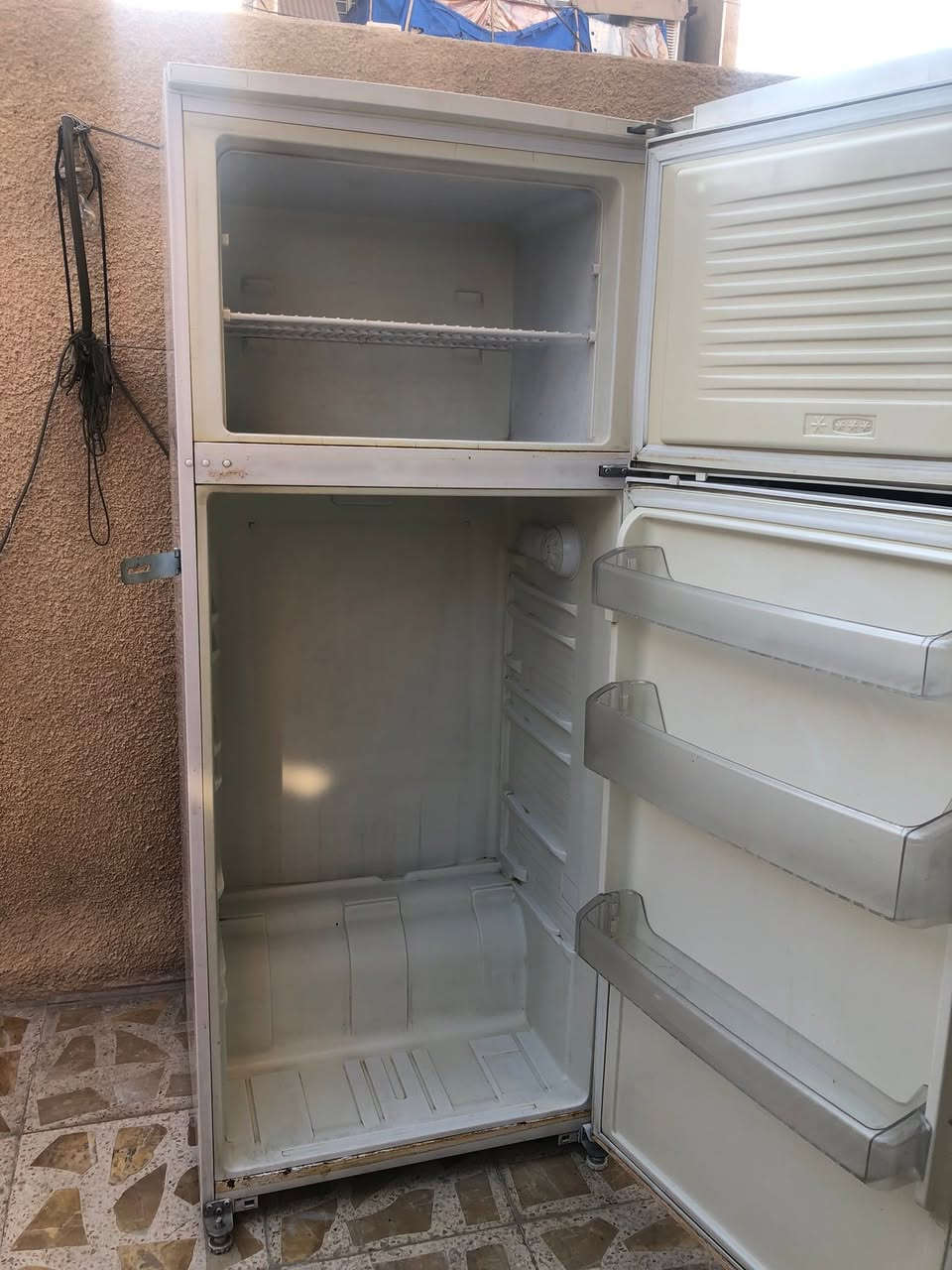 ثلاجة بحالة جيده وبيهة ماطور جديد بي ضمان سنه تبريدها خير من الله للبيع مكاني بغداد الشعب شارع الصحة للاستفسار اتصل على الرقم / ***********
