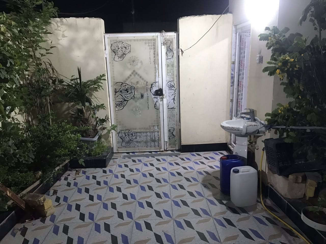 معروض لدينا في المكتب بيت المساحة 110 م والوجهة 5 وربع والنزال 20 بناء حديث طابق واحد عكادة) محتويات البناء غرفة النوم وصالة ومطبخ صحيات داخلية وخارجية مع استقبال كلة طابق ) العنوان ازديناوية قرب مدرسة صفي الدين كافة الخدمات متوفرة حاليا للبيع للبيع الاتصال *********** ابو علي الاسدي اذا عجبك المكان تعال للمكتب ودزك علية احسن عرض الشارع 12 م البيت زارعي
